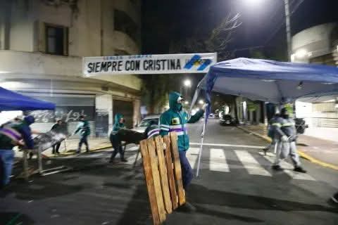 LA POLICÍA DESALOJÓ A MILITANTES FRENTE AL DEPARTAMENTO DE CRISTINA KIRCHNER.