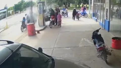 VILLA RÍO BERMEJITO: UN SURTIDOR EXPLOTÓ MIENTRAS MOTOCICLISTAS CARGARON COMBUSTIBLE.