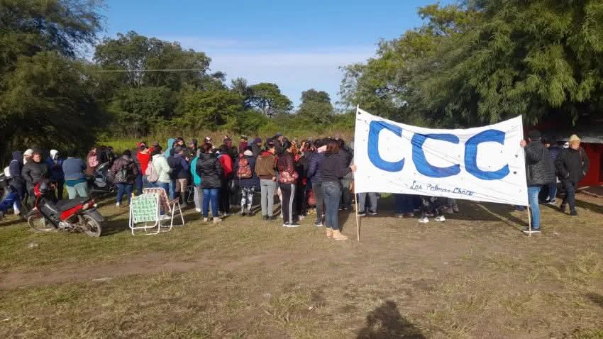 PERSONAS SE MANIFESTARON A LA VERA DE LA RUTA 56 POR RECORTES EN BECAS.