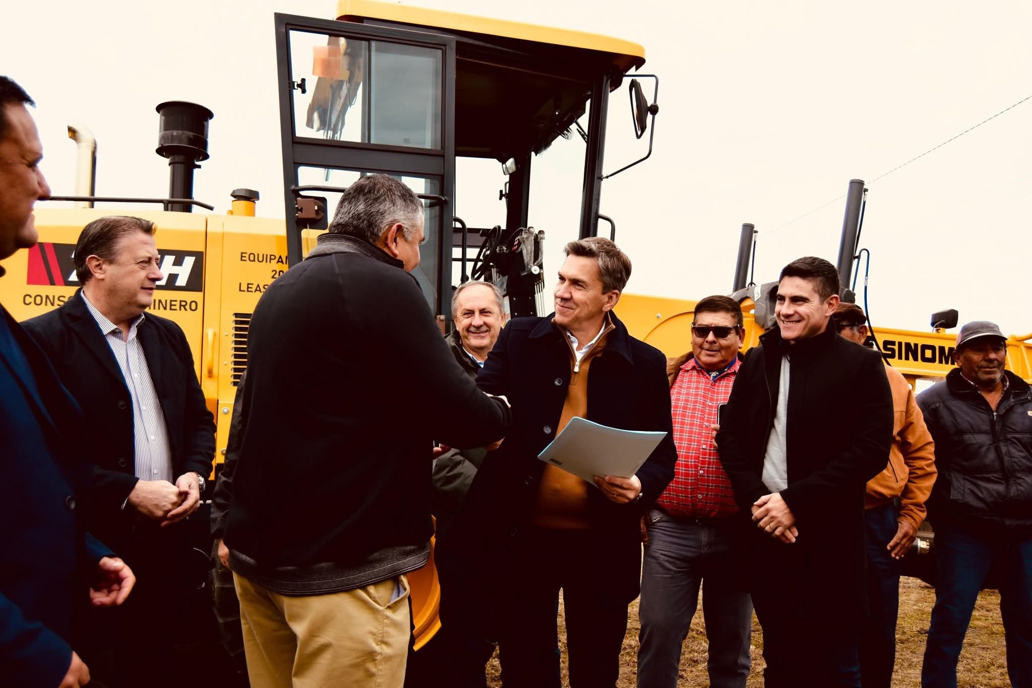 CHOROTIS: EL GOBERNADOR ZDERO ENTREGÓ MAQUINARIA PARA EL CONSORCIO CAMINERO N°20.