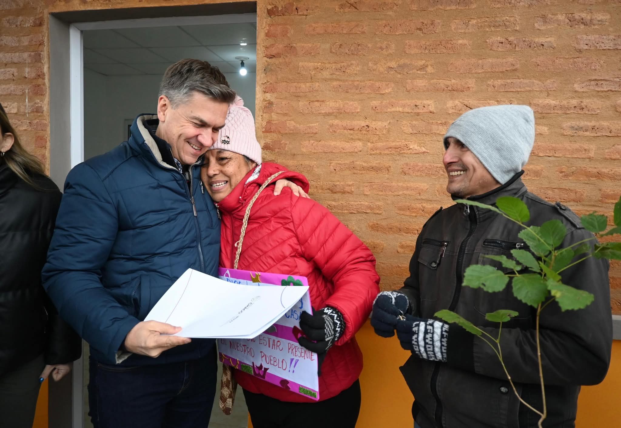 EL SAUZALITO: EL GOBERNADOR ZDERO ENTREGÓ VIVIENDAS ÑACHEC Y AYUDAS TÉCNICAS DE IPRODICH.