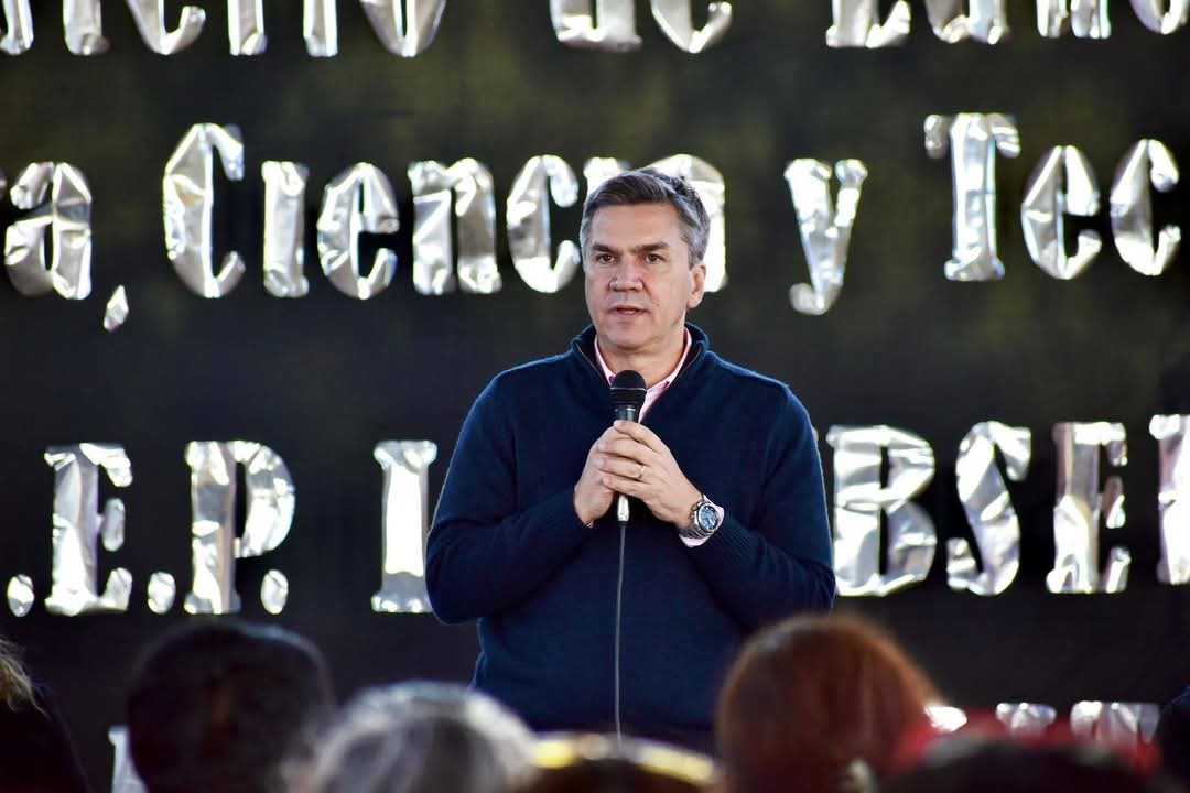 UN ANTES Y UN DESPUÉS PARA EL IMPENETRABLE: EL GOBERNADOR ZDERO ENTREGÓ KITS DE ÚTILES ESCOLARES Y ELEMENTOS DEPORTIVOS PARA ESCUELAS DE LA REGIÓN.