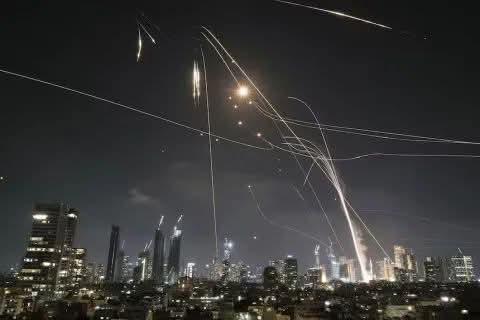 IRAN RESPONDIÓ A ISRAEL Y LANZÓ MÁS DE 200 MISILES: 