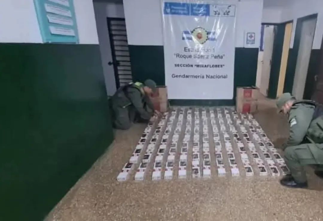 JJ CASTELLI: LLEVABA CAJAS DE CIGARRILLOS DE CONTRABANDO ENTRE CAJONES DE VERDURAS