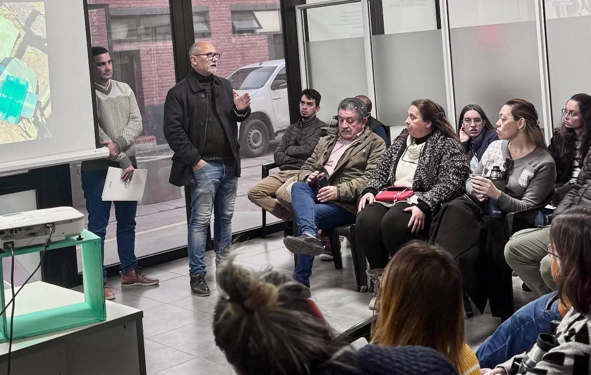 REUNIÓN DEL INSTITUTO DE VIVIENDA CON ADJUDICATARIOS DE LOS DEPARTAMENTOS DEL BARRIO PUERTAS DEL SOL.