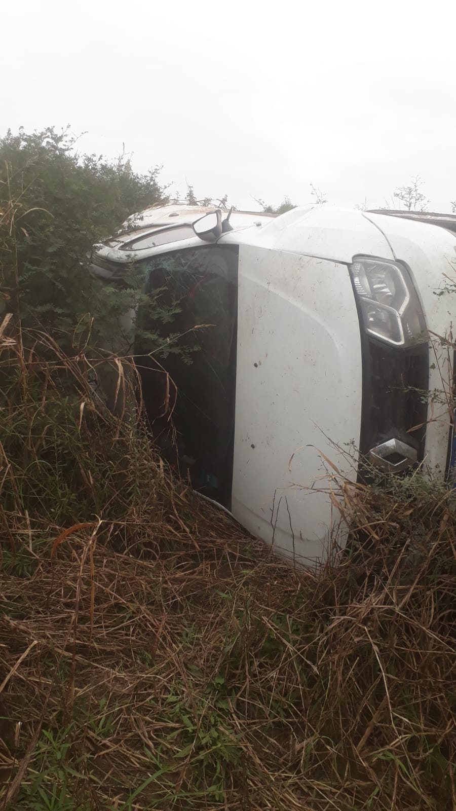 J. J. CASTELLI: UNA CAMIONETA RENAULT OROCH VOLCÓ SOBRE RUTA N° 95 EN LA ZONA DEL PJE EL DESCANSO. 