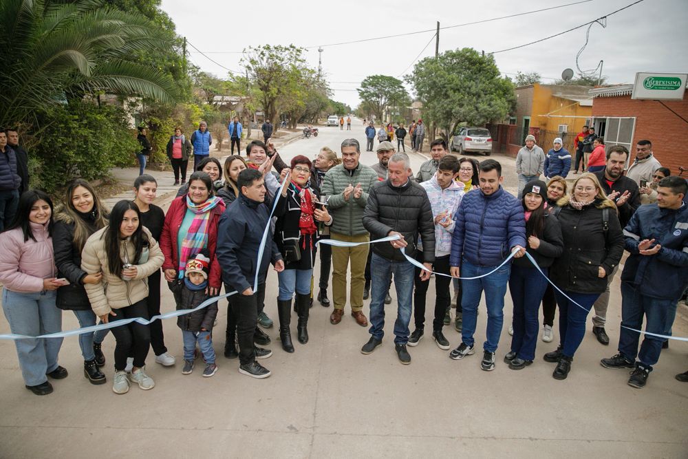 CONCEPCIÓN DEL BERMEJO: EL GOBERNADOR INAUGURÓ PAVIMENTO Y SUPERVISÓ EL AVANCE DE VIVIENDAS Y CONEXIONES DE AGUA.