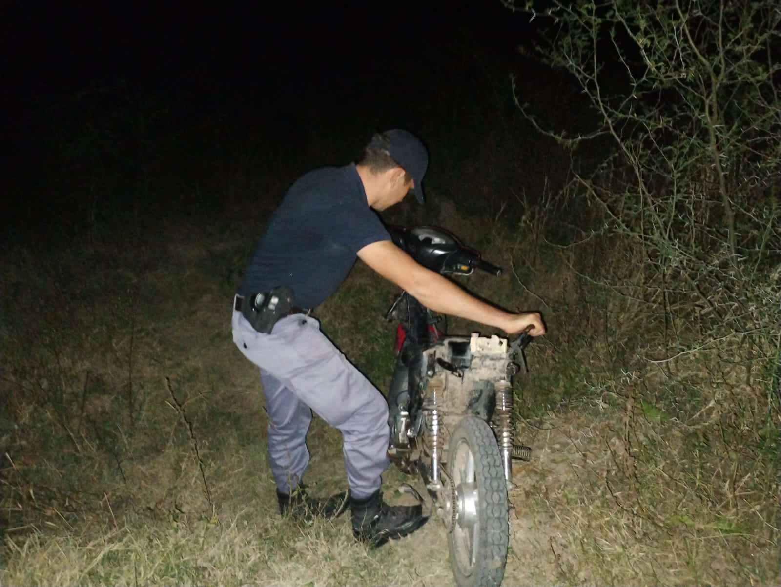 VILLA RIO BERMEJITO: POLICIA LOCAL RECUPERA MOTOCICLETA ROBADA. 