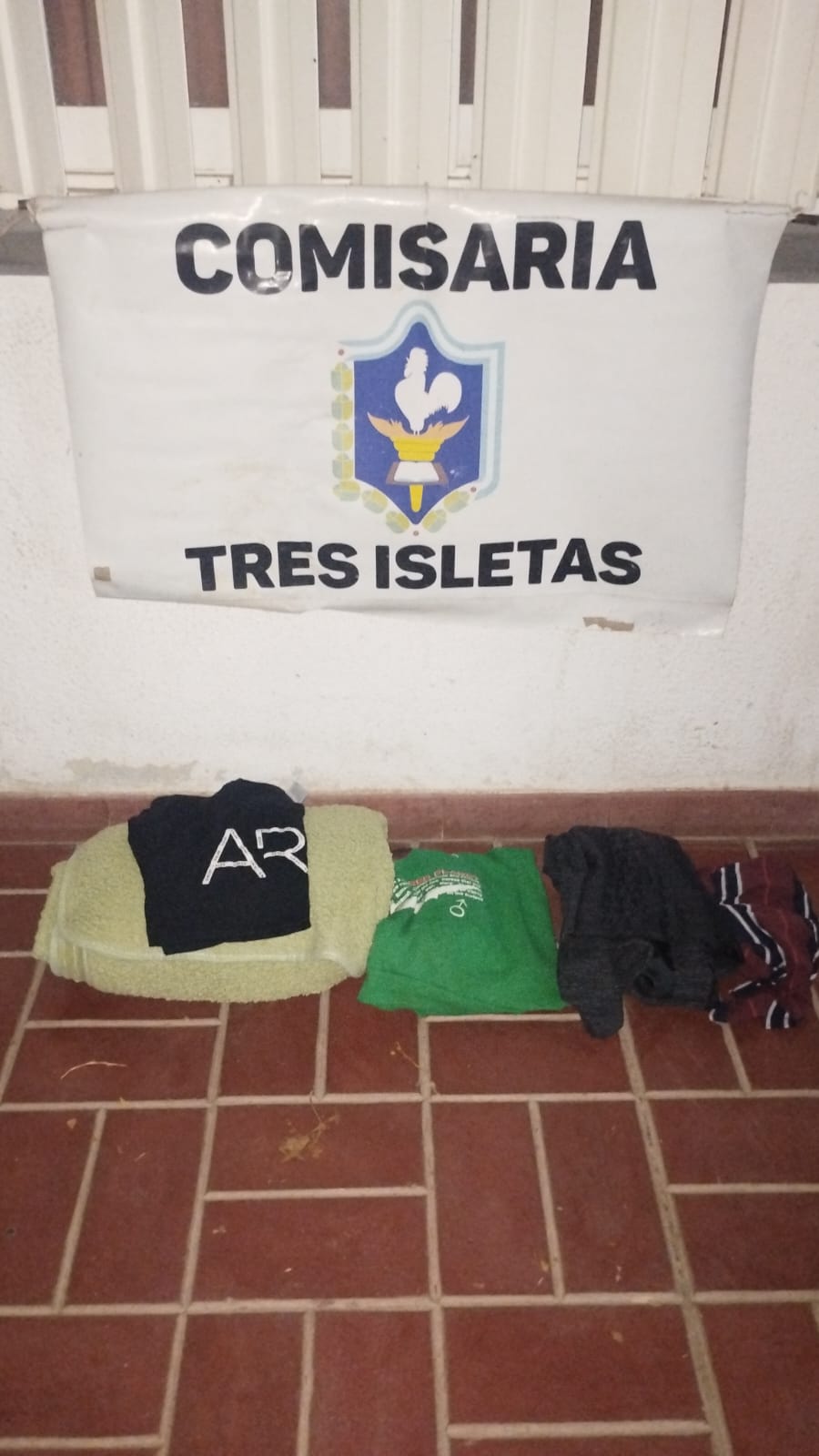 TRES ISLETAS: SUSTRAJO ELEMENTOS DE UN DOMICILIO Y QUEDÓ DETENIDO. 