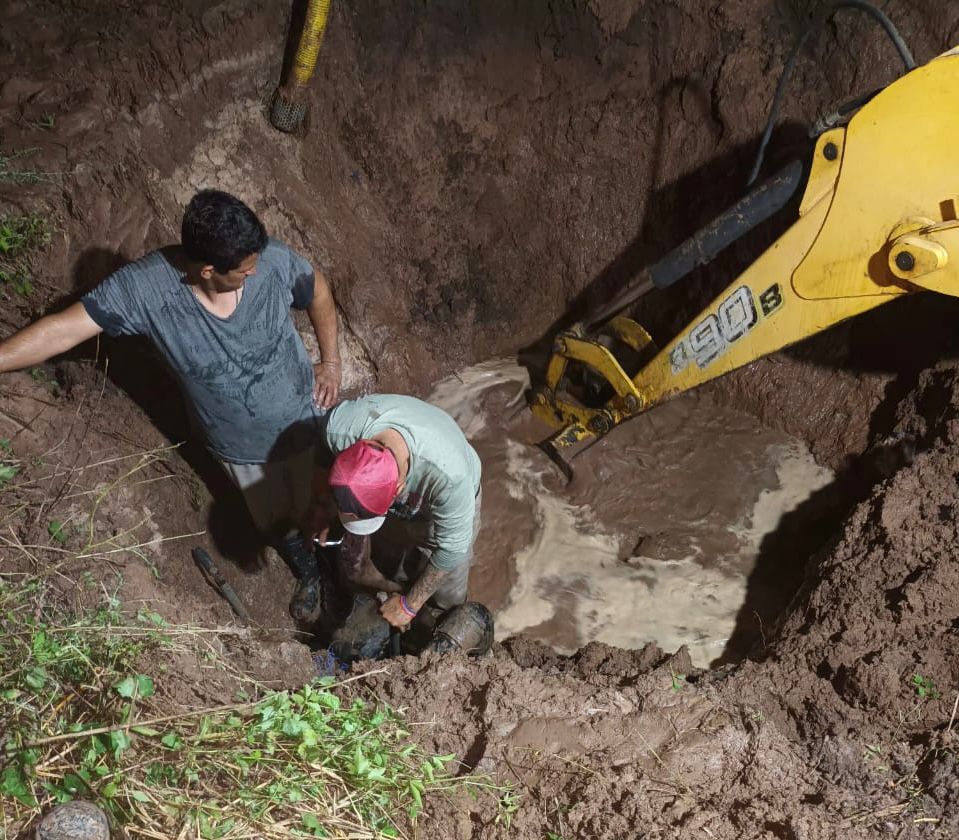 PAMPA DEL INDIO: SE REPARÓ ROTURA DE VÁLVULA DEL ACUEDUCTO DE LAS 7 LOCALIDADES.
