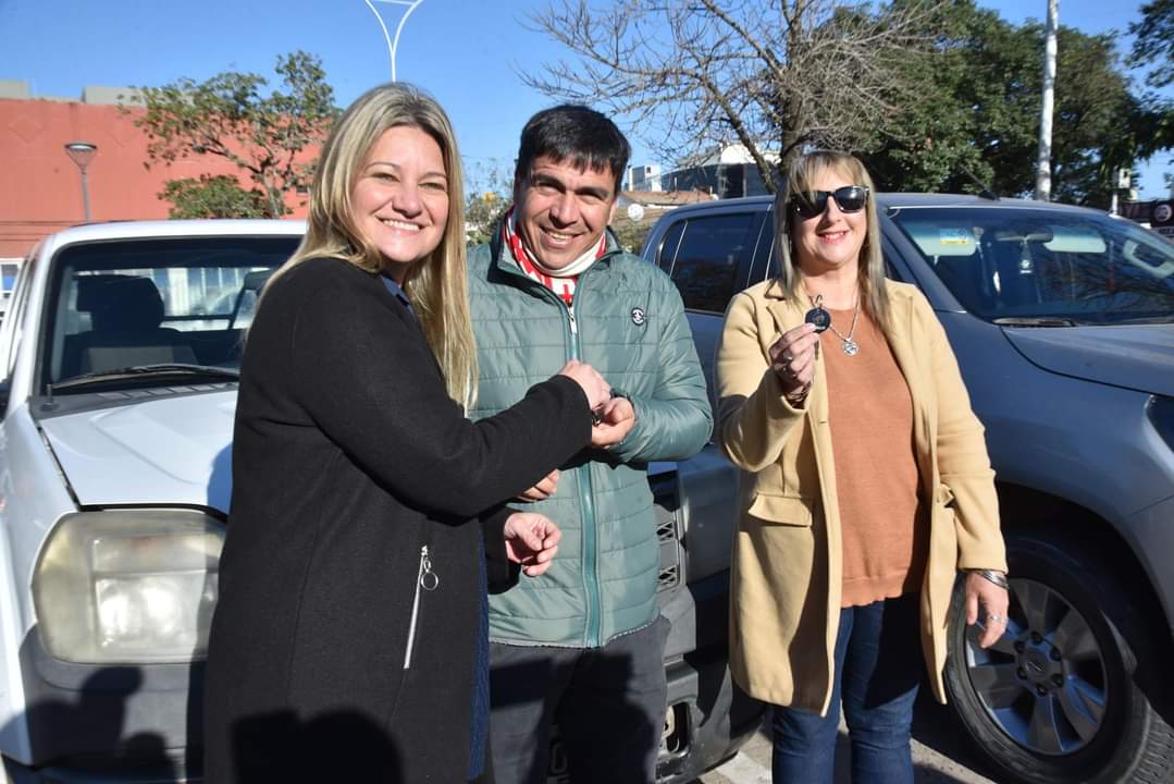 EL GOBIERNO PROVINCIAL ENTREGÓ VEHÍCULOS RECUPERADOS A LOS MUNICIPIOS DE LA VERDE Y COLONIA POPULAR.