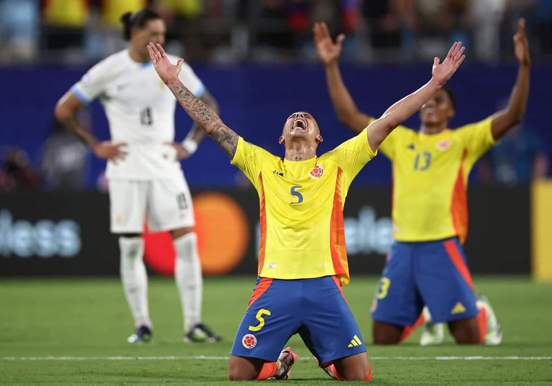 COLOMBIA LO AGUANTÓ CON UNO MENOS, LE GANÓ A URUGUAY Y SERÁ RIVAL DE ARGENTINA EN LA FINAL.