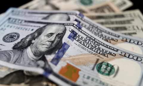 NO SE DETIENE: EL DOLAR BLUE ALCANZÓ UN NUEVO MÁXIMO DE $1.465 Y LA BRECHA ROZA EL 60%.