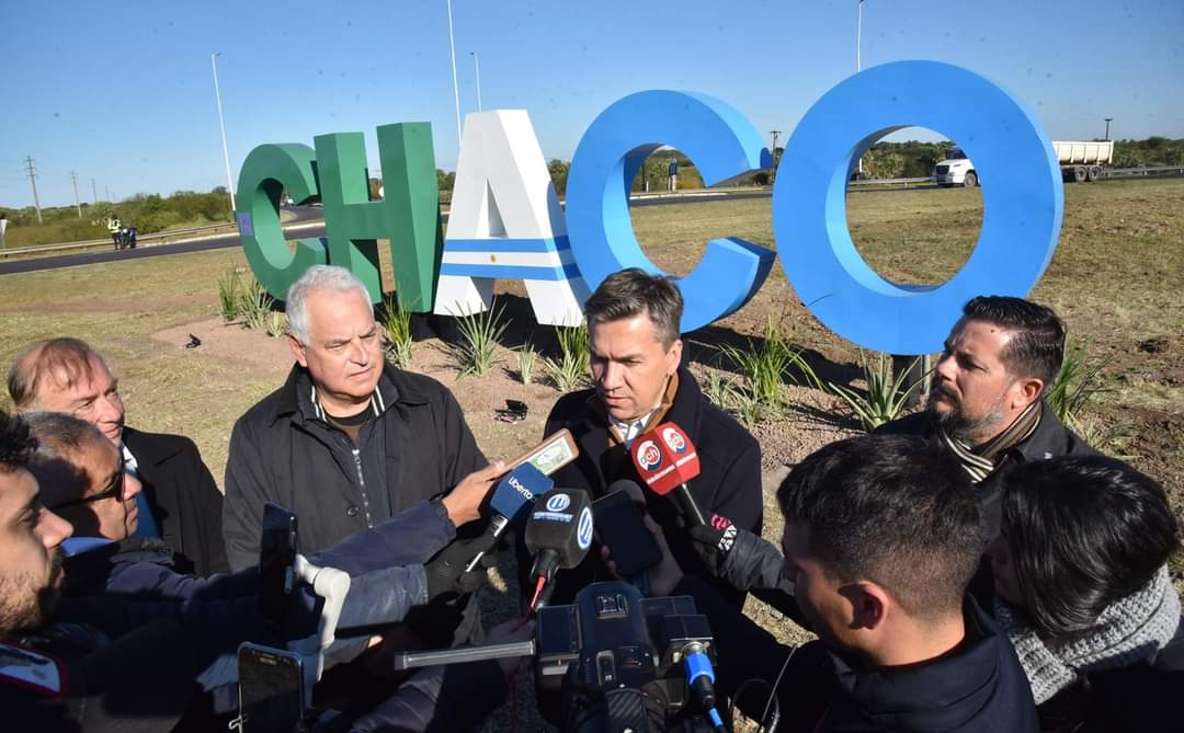 BIENAL 2024: NUEVO CARTEL DE BIENVENIDA A LOS VISITANTES EN LA ROTONDA FRENTE AL PEAJE.