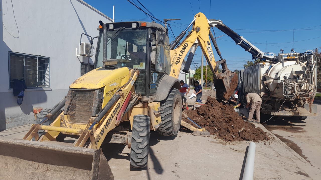 CHARATA: EL GOBIERNO PROVINCIAL INSTALÓ NUEVA CAÑERÍA Y LIMPIÓ LA RED CLOACAL DE LA ALCAIDÍA.