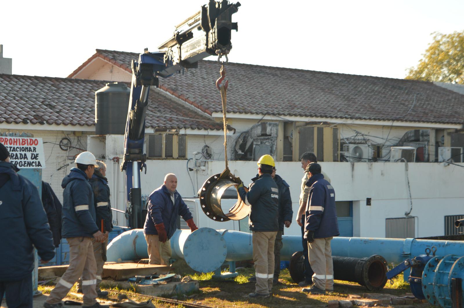 ZONAS CENTRO Y NORTE DE RESISTENCIA: SAMEEP CONTINÚA CON LA INSTALACIÓN DE NUEVOS EQUIPOS EN EL SISTEMA DE BOMBEO PARA OPTIMIZAR EL SERVICIO.