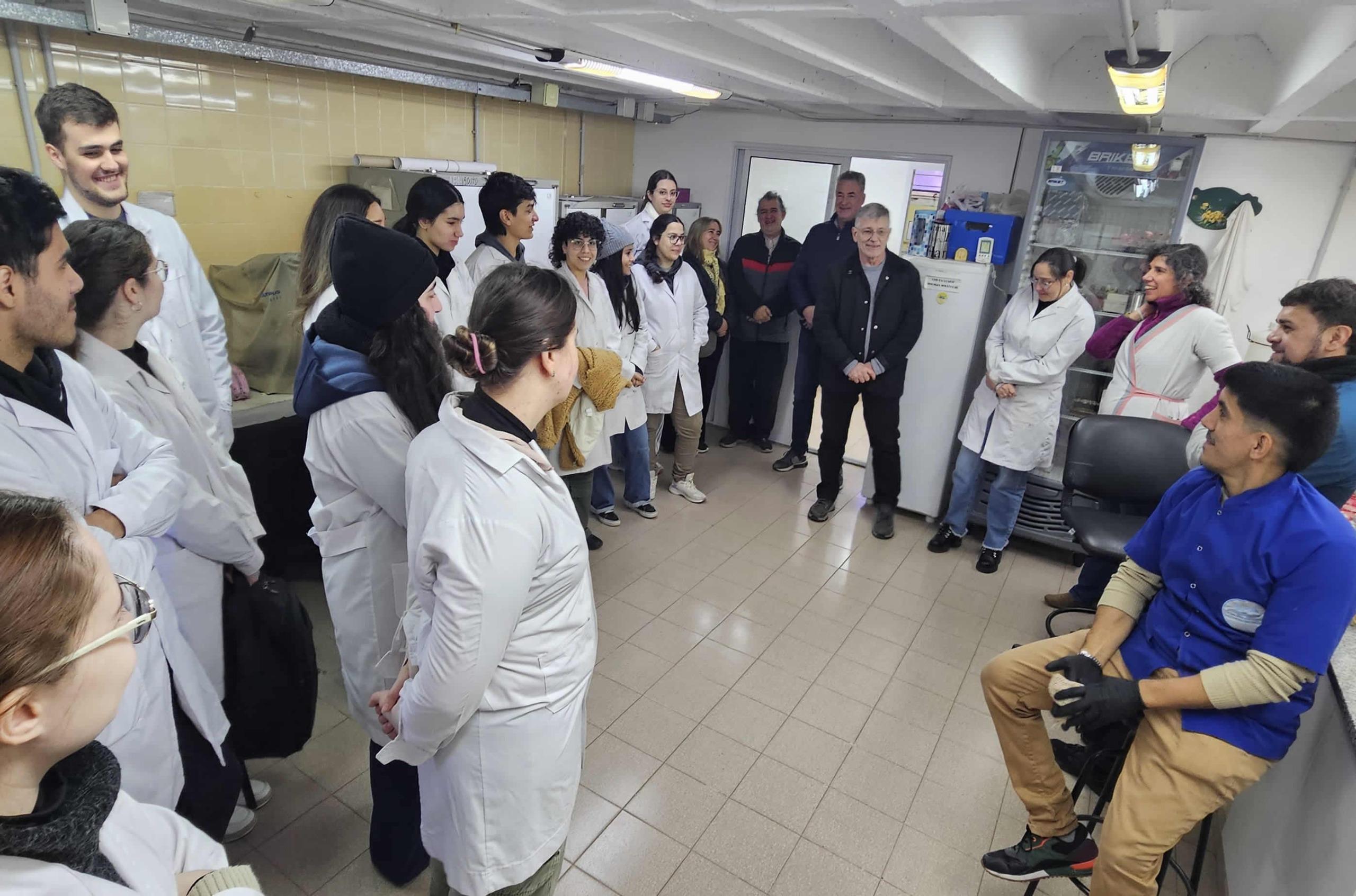 APA Y LA UTN RESISTENCIA DESARROLLARON ACTIVIDADES EXTENSIONISTAS CON ALUMNOS DE INGENIERÍA QUÍMICA.