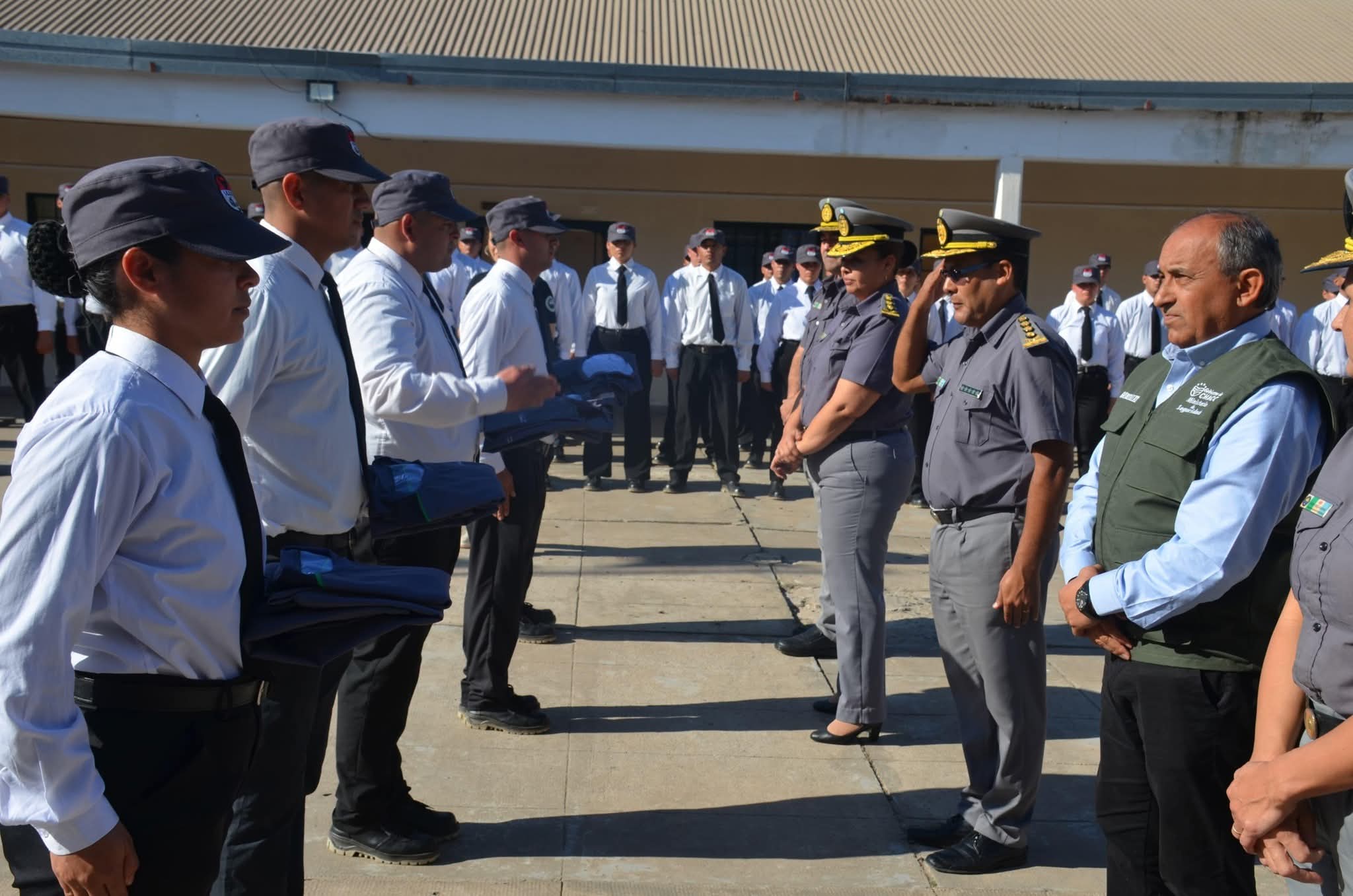 ENTREGA DE UNIFORMES A ALUMNOS DEL VI CURSO DE FORMACIÓN PENITENCIARIA Y RECONOCIMIENTO A PERSONAL ESPECIALIZADO.