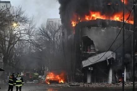 VORAZ INCENDIO EN LA PLATA: SE DERRUMBÓ UN DEPÓSITO Y CAYERON ELECTRODOMÉSTICOS.