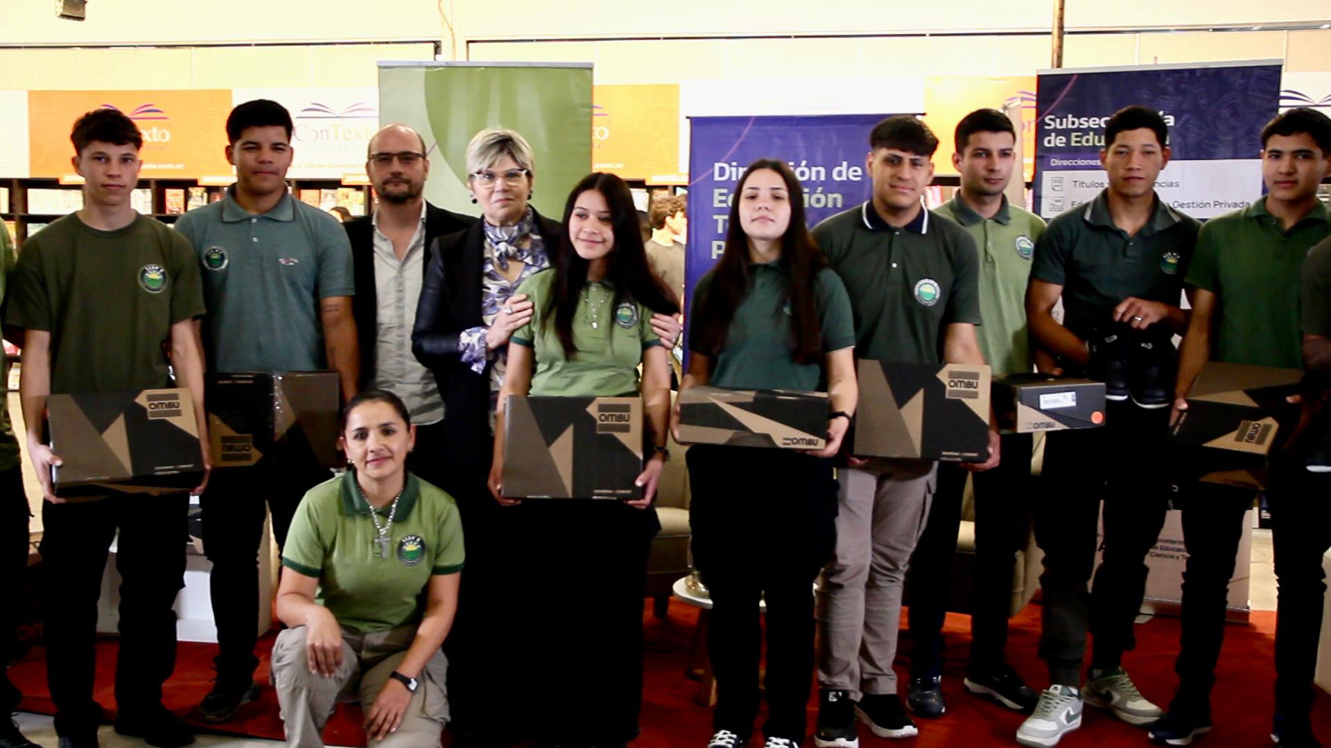 EDUCACIÓN ENTREGÓ CALZADOS DE SEGURIDAD A ESTUDIANTES DE ESCUELAS TÉCNICAS PARA LAS PRÁCTICAS PROFESIONALIZANTES.
