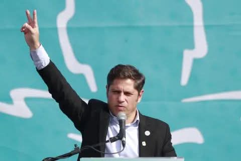KICILLOF DESPLAZÓ A 24 POLICÍAS POR SUS VÍNCULOS CON UN CANDIDATO DE MILEI.