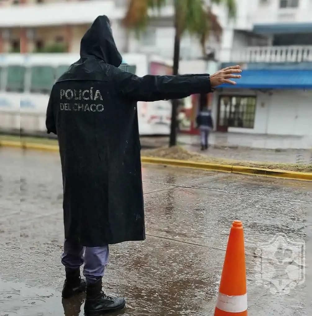 DÍAS DE LLUVIA: LA POLICÍA DEL CHACO BRINDA RECOMENDACIONES PARA CIRCULAR CON SEGURIDAD.