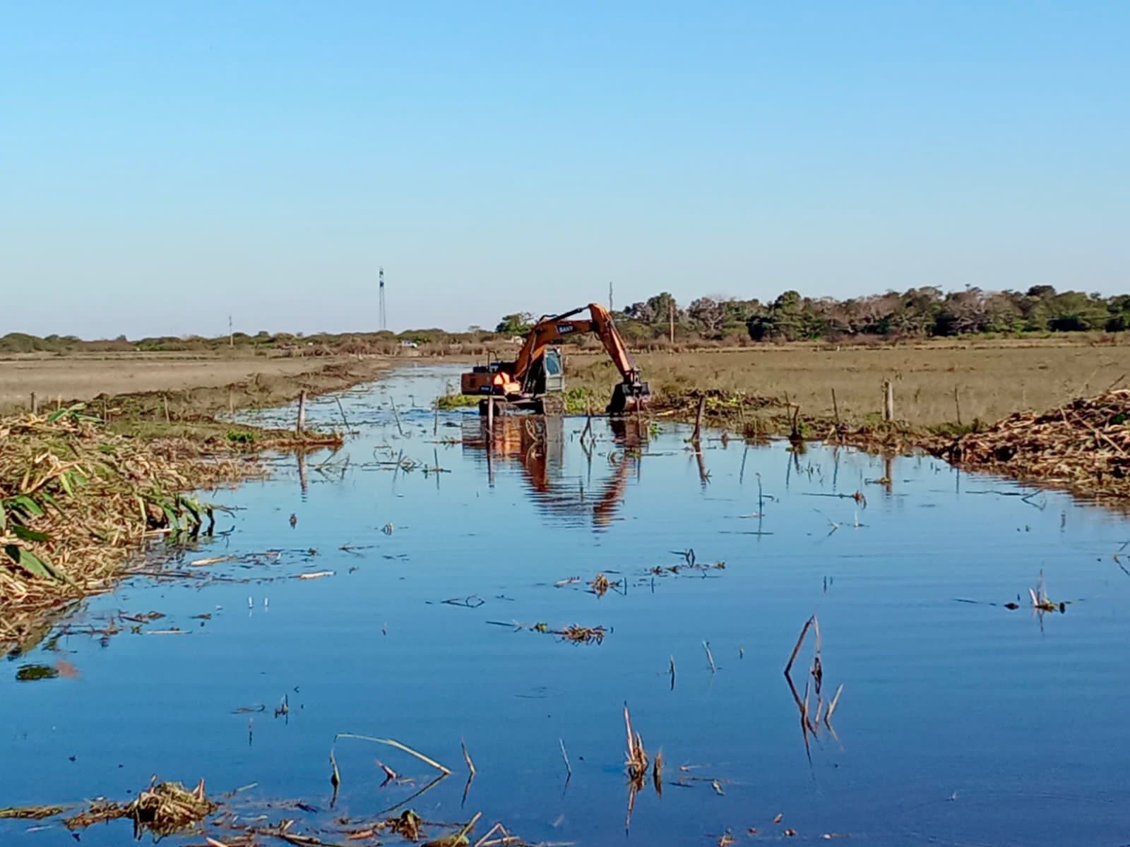 ZONA RURAL DE PLAZA: EL GOBIERNO PROVINCIAL AVANZA CON OBRAS DE DRENAJE EN EL CENTRO CHAQUEÑO.