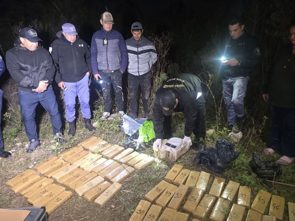 LUCHA CONTRA EL NARCOTRÁFICO: SECUESTRAN 53 KILOS DE MARIHUANA, TRAS ENFRENTAMIENTO EN VILLA RÍO NEGRO.