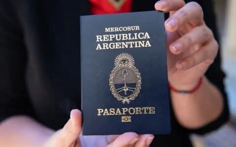 EL GOBIERNO LE OTORGARÁ LA CIUDADANÍA A EXTRANJEROS QUE HAGAN INVERSIONES EN EL PAÍS.