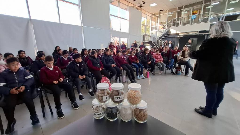 JORNADA EDUCATIVA: EL PUERTO DE BARRANQUERAS RECIBIÓ A ESTUDIANTES DE TRES ISLETAS.