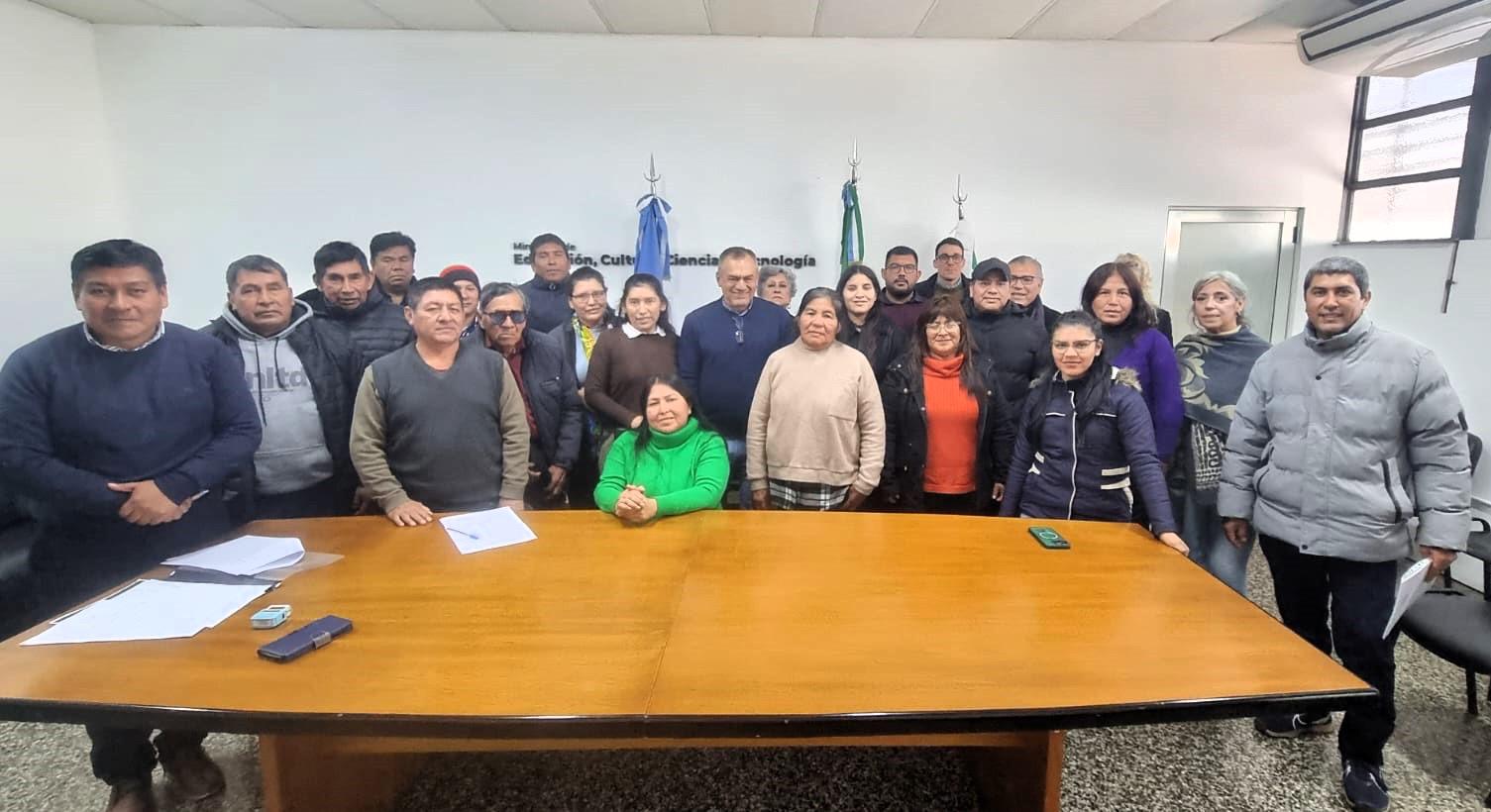 EDUCACIÓN Y EL CONSEJO QOMPI DE PAMPA DEL INDIO AVANZAN EN LA REGULARIZACIÓN DE LA ESCUELA DE GESTIÓN SOCIAL.