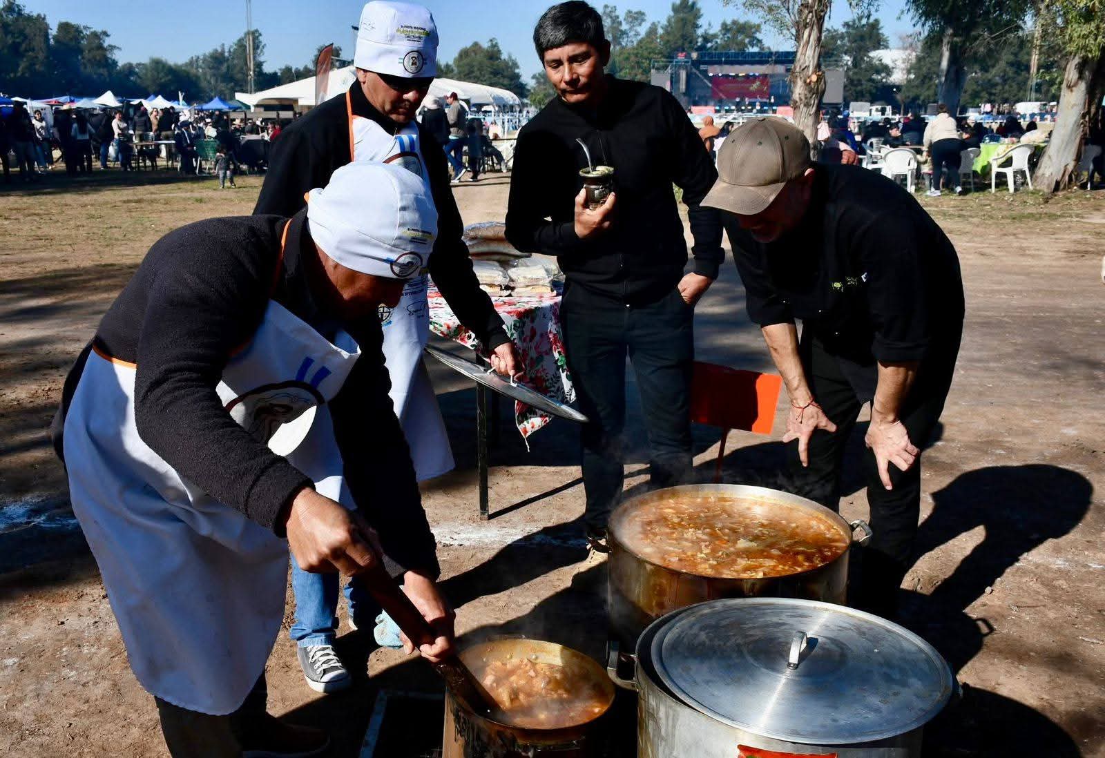 ESTE FIN DE SEMANA: SANTA SYLVINA CELEBRÓ LA 9NA. FIESTA DEL LOCRO Y LA ARGENTINIDAD CON MÁS DE 12 MIL PERSONAS.