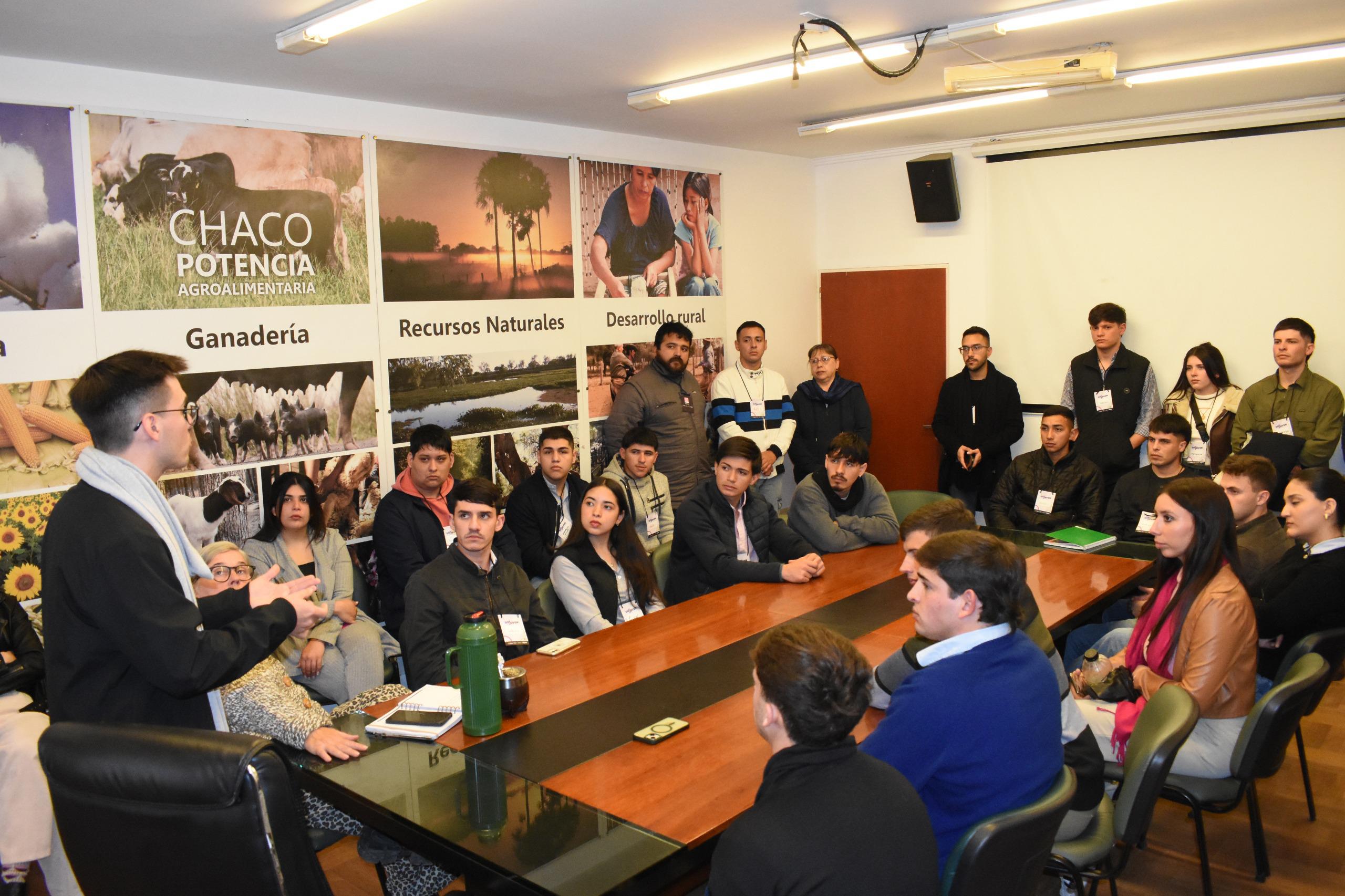 ESTUDIANTES DE ESCUELAS AGROPECUARIAS VISITARON ORGANISMOS CLAVES PARA FORTALECER SU FORMACIÓN.