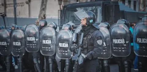 MARCHA DE JUBILADOS: HAY SIETE DETENIDOS Y GRAVES INCIDENTES FRENTE AL CONGRESO.