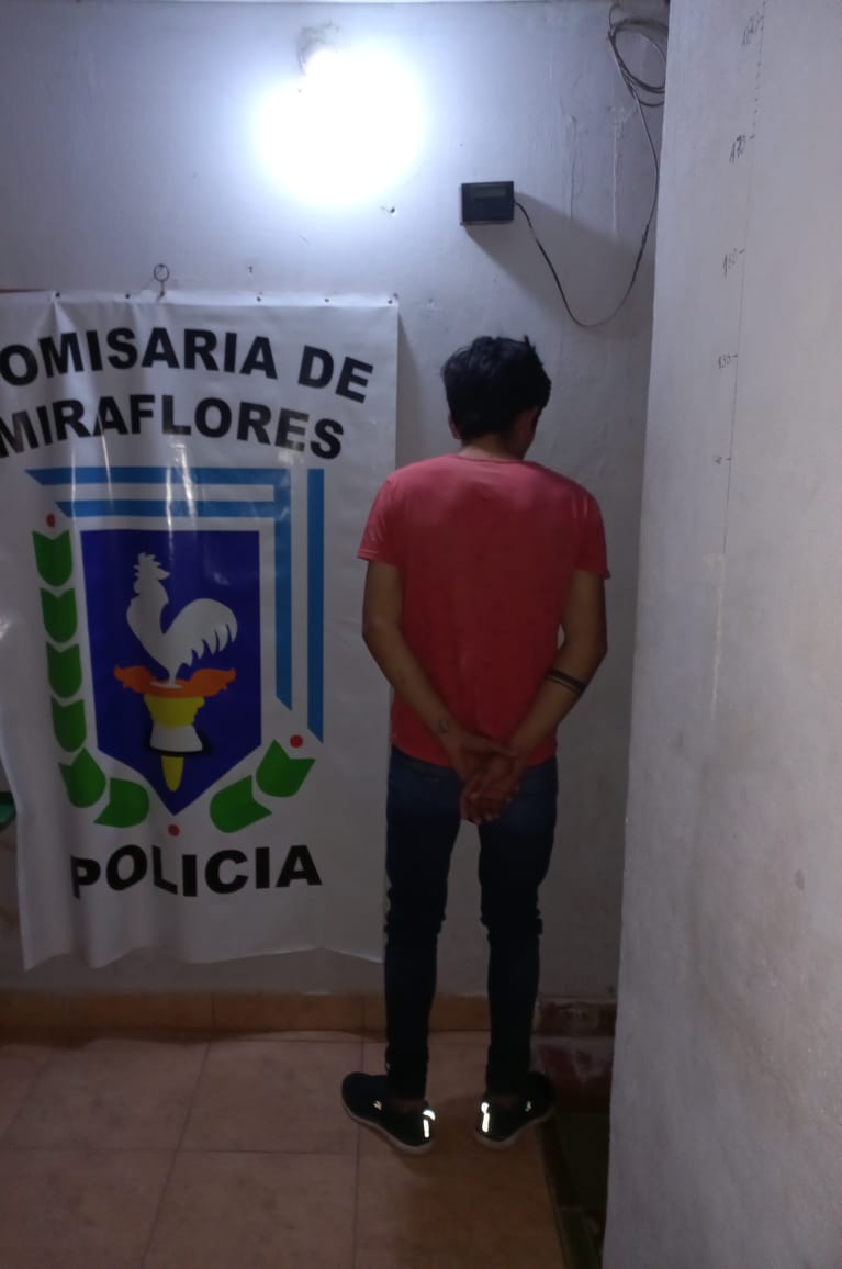 AGENTE POLICIALES DETIENEN A CIUDADANOS QUE SE ENCONTRABAN PROMOVIENDO DESORDEN EN LA VIA PÚBLICA. 