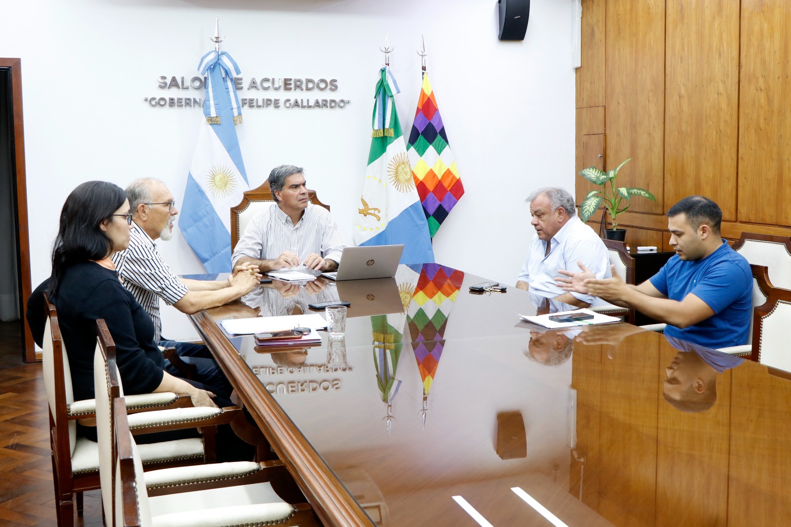 EL GOBERNADOR RECIBIÓ A LA FAMILIA DE PEDRO OJEDA Y RATIFICÓ EL COMPROMISO DEL ESTADO PARA DAR CON SU PARADERO*