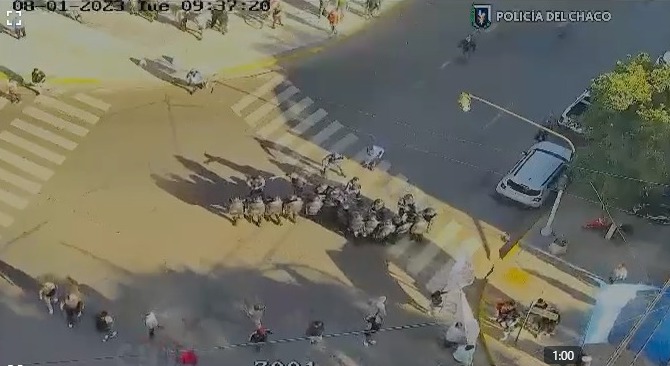 NUEVAMENTE LA POLICIA DEL CHACO DESPEJÓ UNA PROTESTA SOCIAL EN EL MICROCENTRO DE RESISTENCIA.