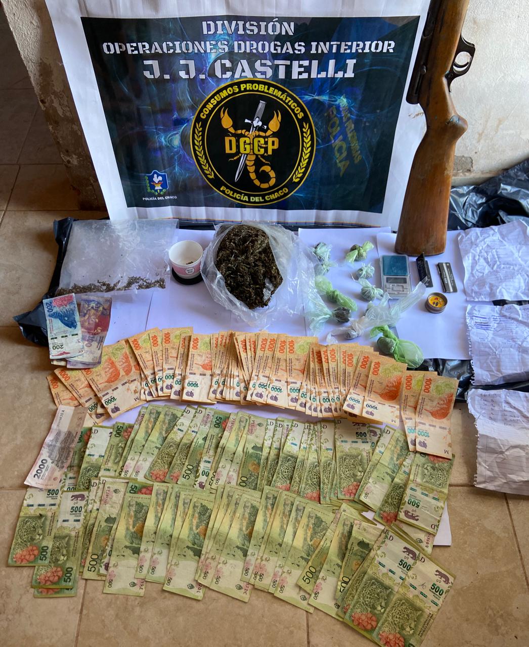 MIRAFLORES: PERSONAL POLICIAL ALLANARON DOS VIVIENDAS, ENCONTRARON DROGA, DINERO EN EFECTIVO, BALANZAS Y ARMAS.  