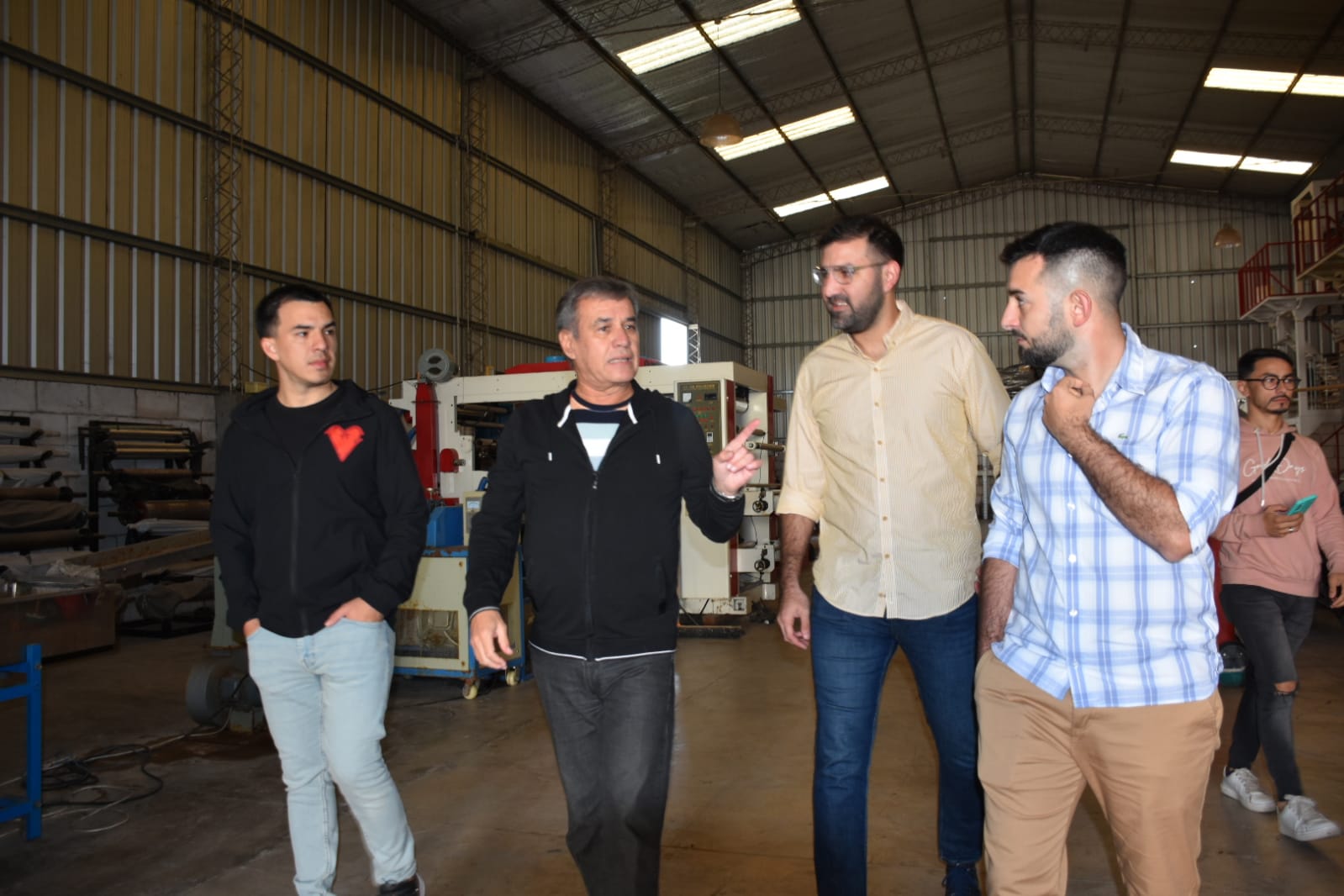 PÉREZ CUEVAS VISITÓ UNA PAPELERA: “LA INDUSTRIA GENERA CRECIMIENTO EN LA PROVINCIA”.