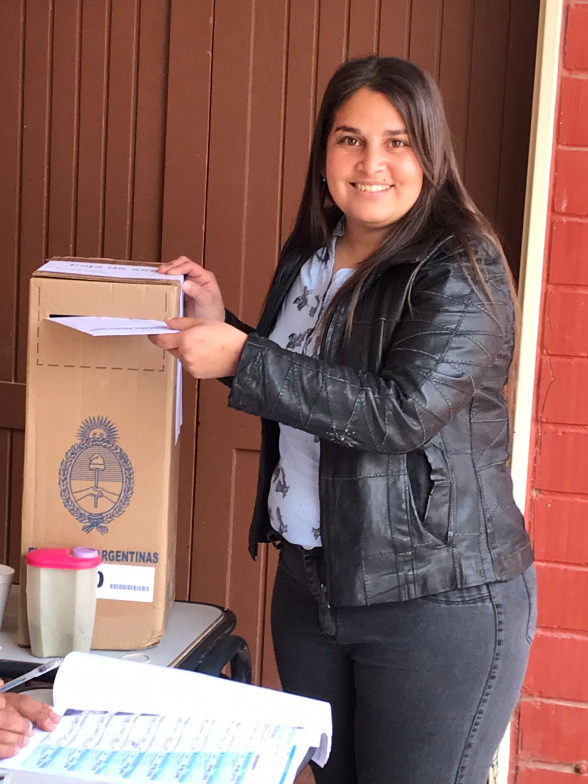 LA CANDIDATA A DIPUTADA PROVINCIAL POR JUNTOS POR EL CAMBIO DALMA ALBORNOZ EMITIÓ SU VOTO EN LA E.E.P N° 680 DE LA LOCALIDAD DE MIRAFLORES. 