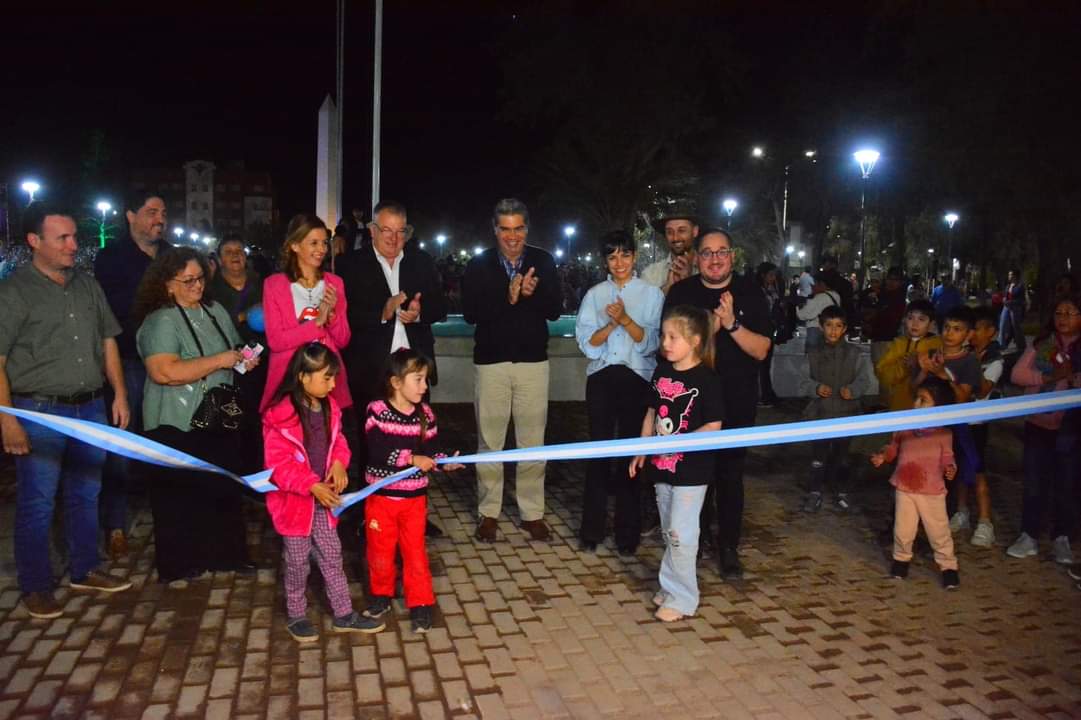 EN CASTELLI, CAPITANICH INAUGURÓ LA REFACCIÓN INTEGRAL Y AMPLIACIÓN DE LA PLAZA SAN MARTÍN*  