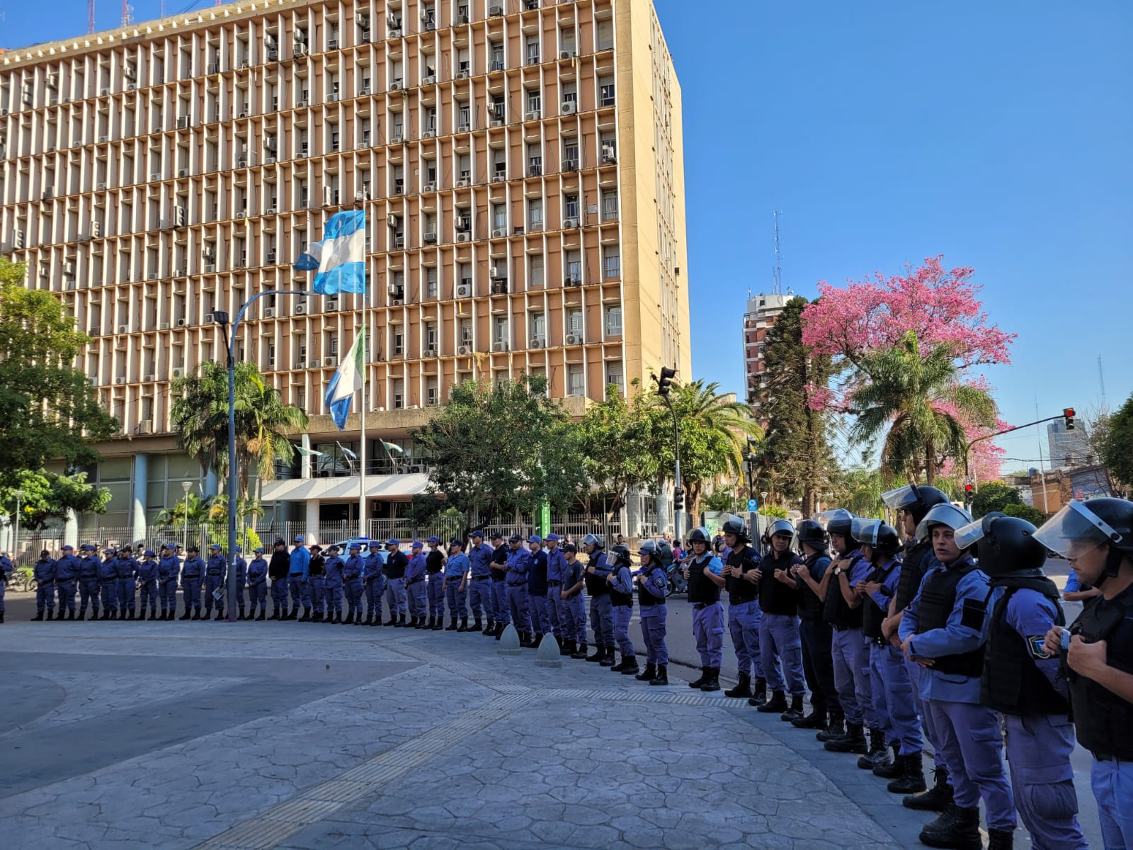 LA POLICIA DEL CHACO DESPEJÓ UNA PROTESTA SOCIAL FRENTE A CASA DE GOBIERNO Y HAY CINCO PERSONAS DEMORADAS.