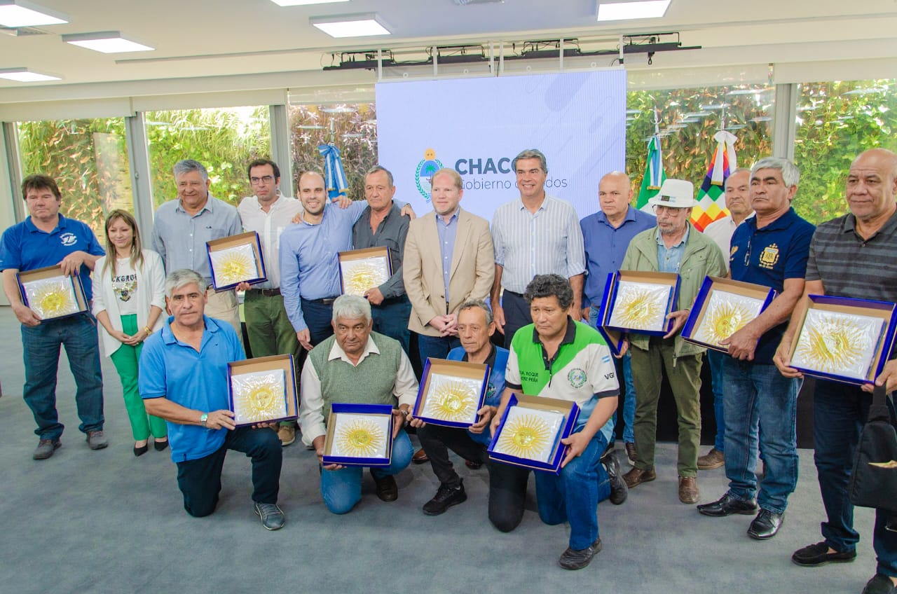 REIVINDICACIÓN PARA EX COMBATIENTES DE MALVINAS: EL GOBIERNO ENTREGÓ 165 BANDERAS NACIONALES.  