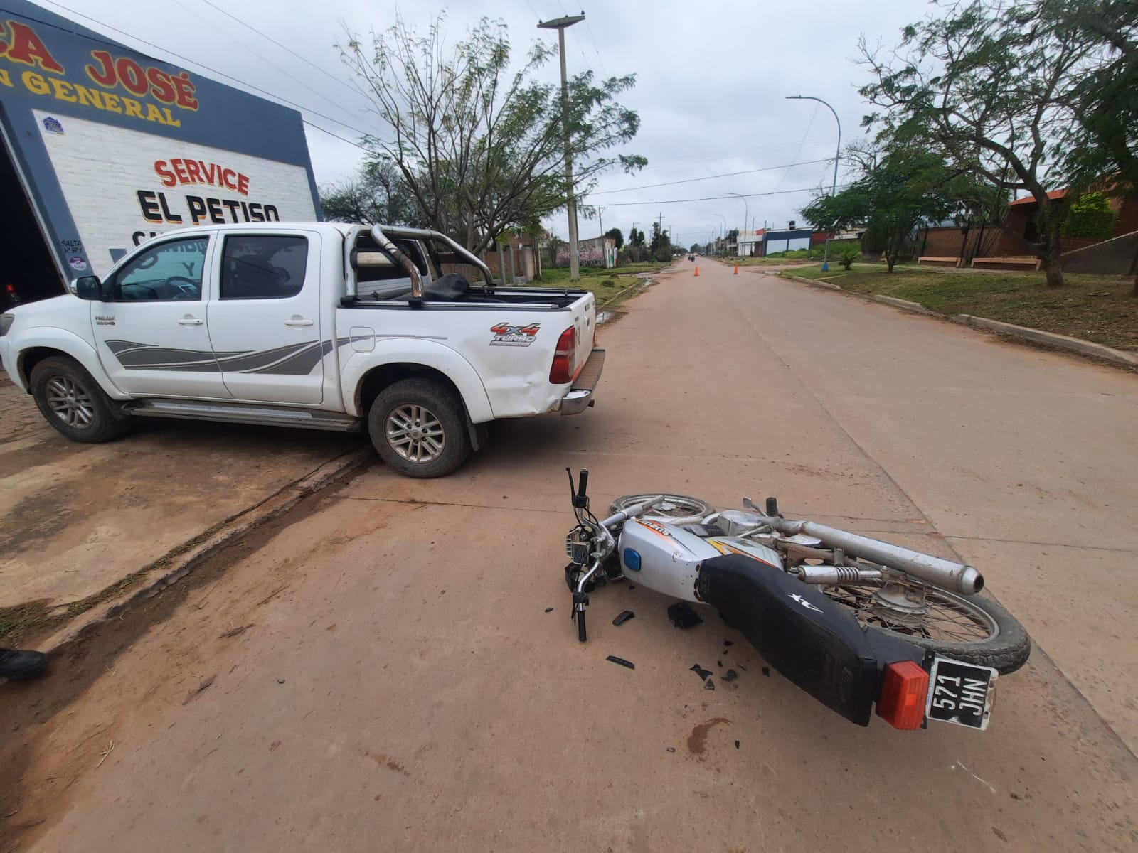 J J CASTELLI: ACCIDENTE DE TRÁNSITO ENTRE UNA CAMIONETA Y UNA MOTOCICLETA. 