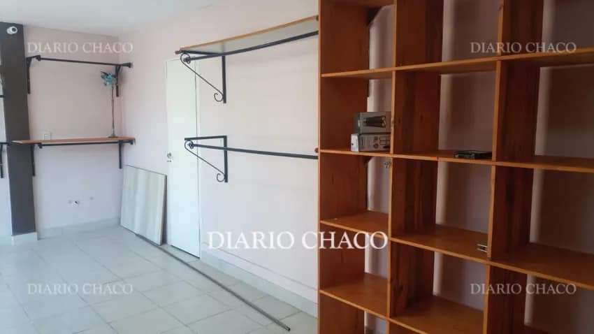 SÁENZ PEÑA: UNOS 15 JÓVENES VIOLENTARON LA PUERTA  DE UNA TIENDA Y SE ROBARON PRENDAS DE VESTIR. 