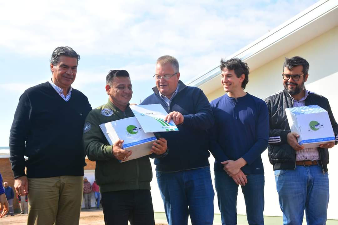 TECHO DIGNO Y ARRAIGO A LA TIERRA: EN CASTELLI, CAPITANICH ENTREGÓ VIVIENDAS Y TÍTULOS DE PROPIEDAD RURAL.  