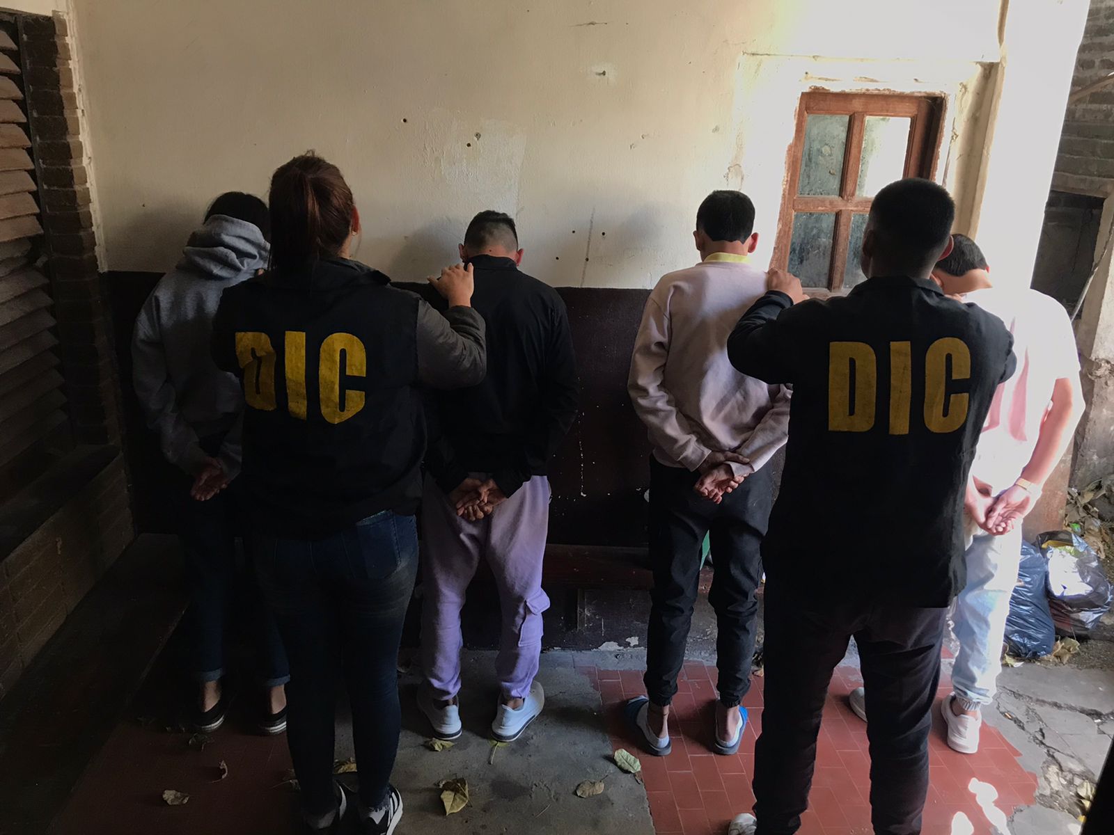 LA POLICÍA DEL CHACO DEMORÓ A CUATRO MENORES POR EL ROBO GRUPAL A LA HELADERÍA. 