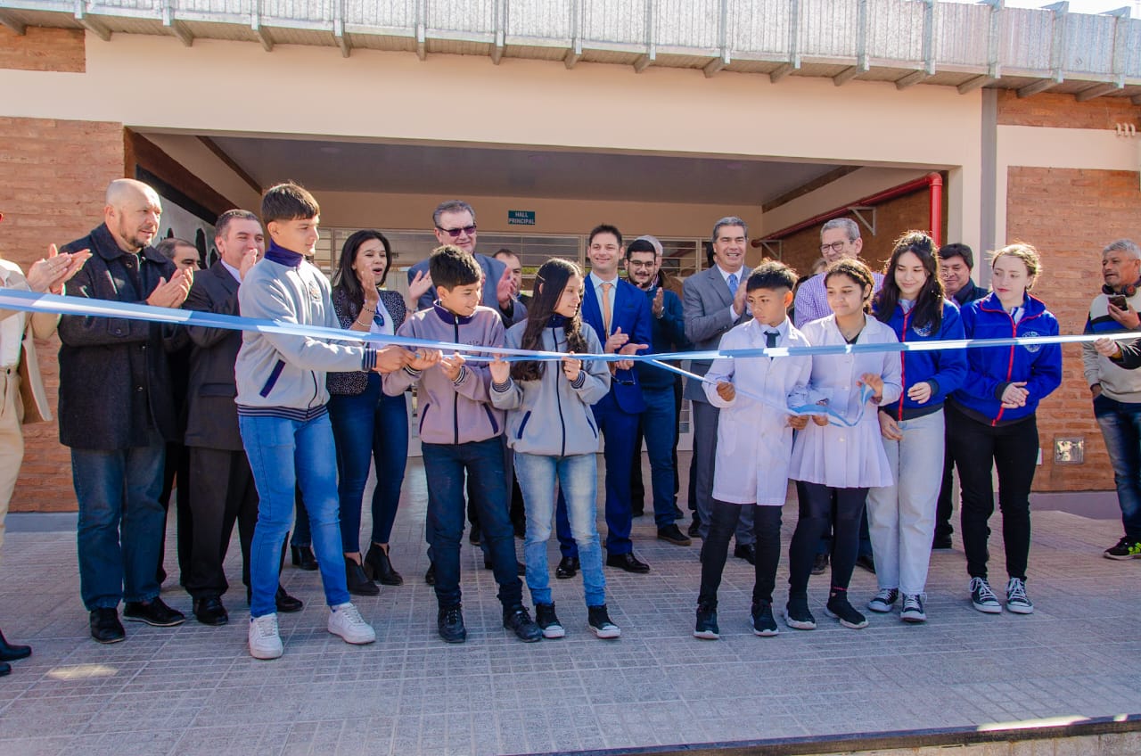 VILLA BERTHET: CAPITANICH INAUGURÓ LA ESCUELA N°202, INFRAESTRUCTURA DEPORTIVA Y PAVIMENTO.