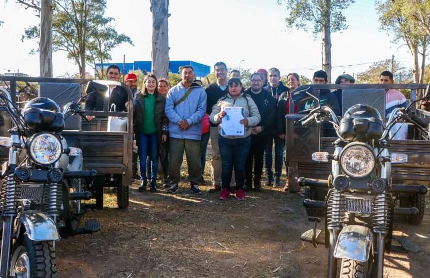 ENTREGA DE MOTOCARGAS A RECICLADORES URBANOS PARA SUSTITUIR LA TRACCIÓN A SANGRE 👇👇