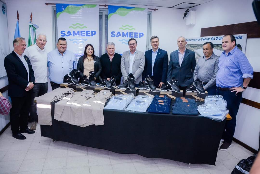 SAMEEP: EL GOBERNADOR ZDERO ENTREGÓ EQUIPAMIENTO, INDUMENTARIA Y HABILITÓ UN VACUNATORIO.